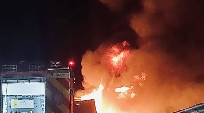 Mureş: Incendiu cu degajări mari de fum, la sediul unui depozit de fier vechi, în Sighişoara