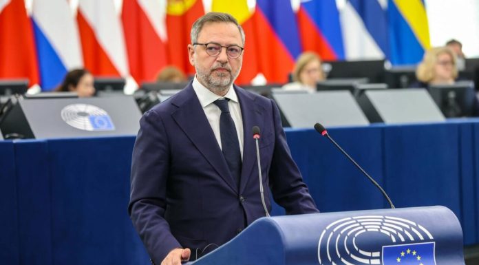 Un lider PNL acuză PSD că au adus în România modelul economic „Las Fierbinți”: „Consumi pe caiet, dar altcineva plătește datoria”