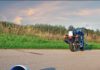 Ce înseamnă dacă vezi o cască moto pe marginea drumului? Semnalul pe care orice șofer și motociclist ar trebui să-l cunoască
