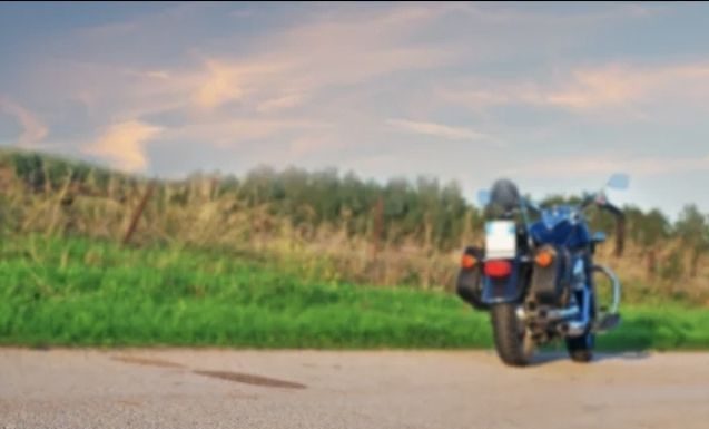 Ce înseamnă dacă vezi o cască moto pe marginea drumului? Semnalul pe care orice șofer și motociclist ar trebui să-l cunoască