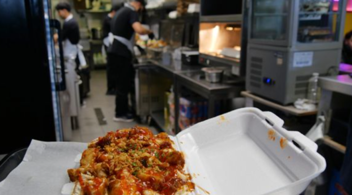 Ce este „crousty”, noua obsesie fast-food ce se extinde în Europa: ieftin, sățios și tot mai politic