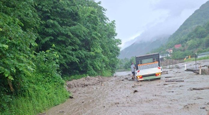 CNAIR: Traficul rutier pe DN 10, în zona localităţilor Nehoiaşu şi Colţu Pietrei, se desfăşoară cu dificultate, din cauza ploilor abundente
