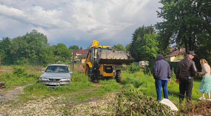 Situaţie de urgenţă la Câmpulung, unde un heleşteu construit ilegal s-a umplut în urma ploilor, iar malurile de pământ au cedat / Apa a ajuns pe stradă şi în subsolurile vecinilor / Elena Lasconi: La Câmpulung nu ai cum să te plictiseşti – FOTO