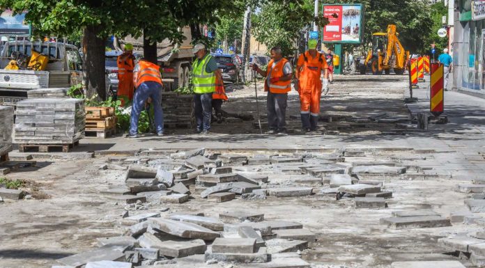 FOTO Ciucu reamenajează două mari bulevarde din București. Primăria reface trotuarele și amenajează noi spații verzi pe Bd. Națiunile Unite și Bd. 13 Septembrie