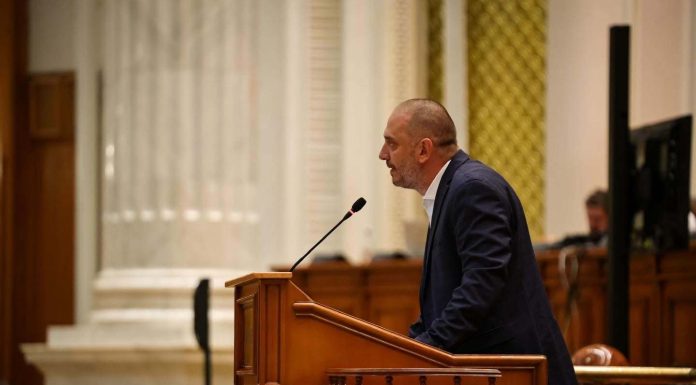 Vicepreşedinte USR: Această mascaradă trebuie oprită. Guvernul Veştea nu are susţinere/ Guvernul baronilor nu se poticneşte în politici sau proiecte, ci în marea împărţeală – cine controlează proiectele pe energie, ce gaşcă controlează drumarii