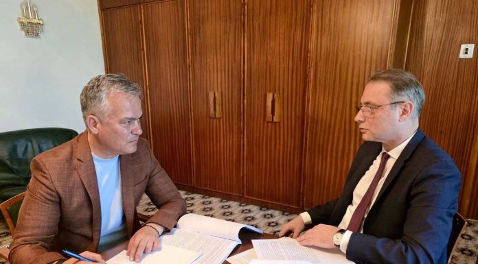 Adrian Veştea, publicând o fotografie în care apare alături de Luca Niculescu, ”viitor ministru de Externe”: Am lucrat şi pe varianta finală a Programului de guvernare pe care îl intenţionez să-l prezint Parlamentului