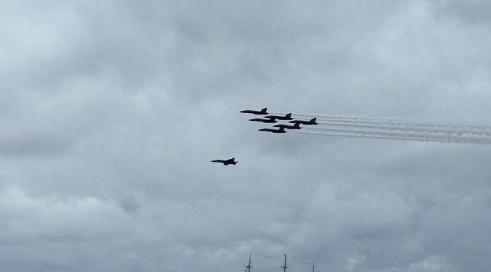 Bricul Mircea, flancat de avioane de luptă ale Marinei Americane. ”Simbolizează ceva măreț”