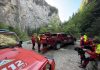 Salvamontiştii caută două persoane epuizate care s-au rătăcit într-o zona cu pericol de cădere în gol din zona superioară a Cheilor Bicazului