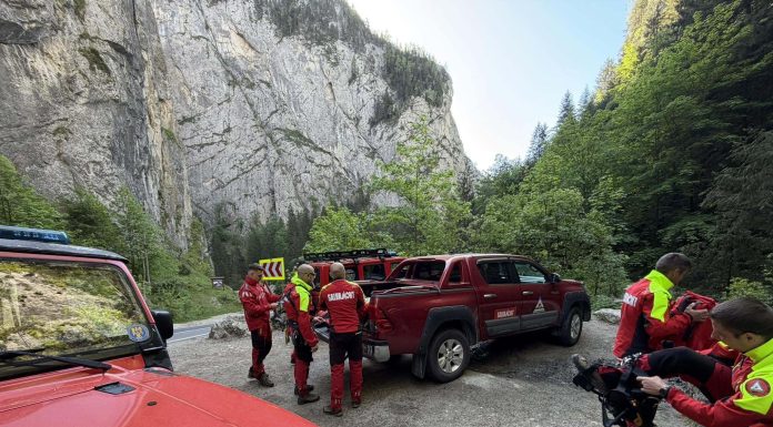 Salvamontiştii caută două persoane epuizate care s-au rătăcit într-o zona cu pericol de cădere în gol din zona superioară a Cheilor Bicazului