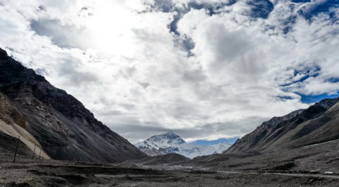 Record pe Everest: peste 1.000 de alpiniști au ajuns pe „acoperișul lumii” într-un singur sezon