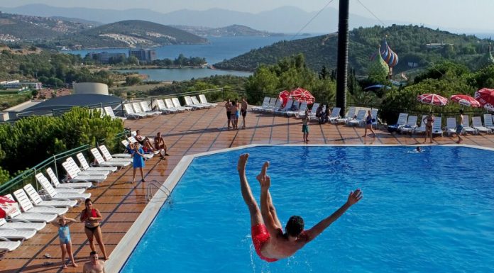 Măsură radicală în Elveția: străinii plătesc dublu pentru intrarea la piscină