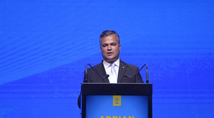 Singurele partide care își contestă proprii premieri: PNL, pe urmele PSD. Paradoxul răfuielilor politice interne în România