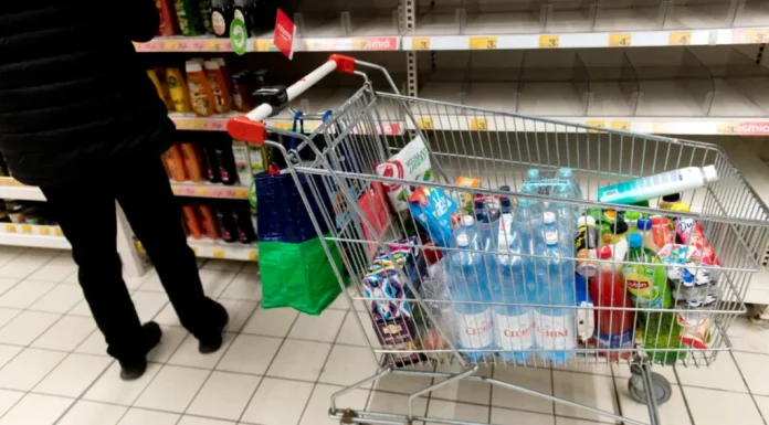 Parlamentul bulgar interzice creșterile prețurilor. Tarifele vor fi publicate zilnic online