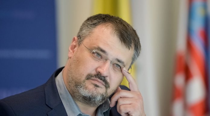 Cristian Ghinea insistă cu derapajul suburban: „Retrag pronosticul inițial că trece guvernul Veștea. Nu retrag faza cu p…..e”
