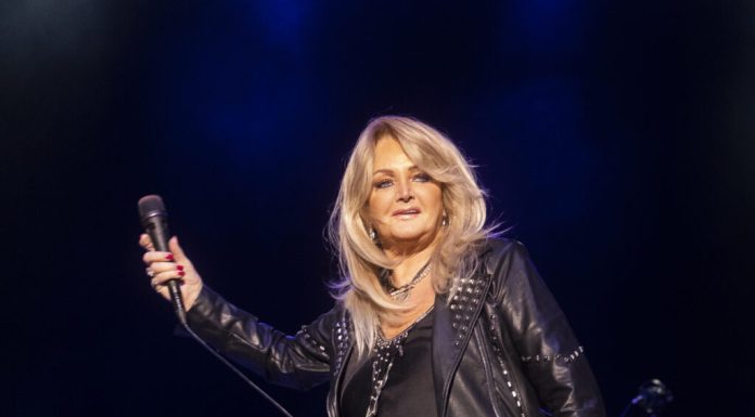 Cântăreața Bonnie Tyler a ieșit din coma indusă, dar e în continuare în stare gravă