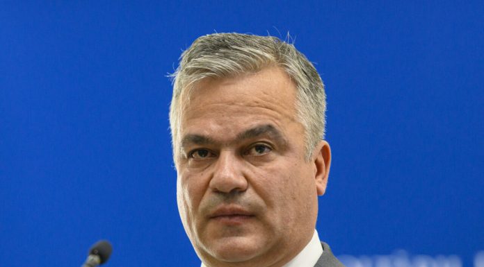 PNL Argeș, sustinere covârșitoare pentru Guvernul Adrian Veștea. Premierul desemnat a obținut votul majorității liderilor din județ