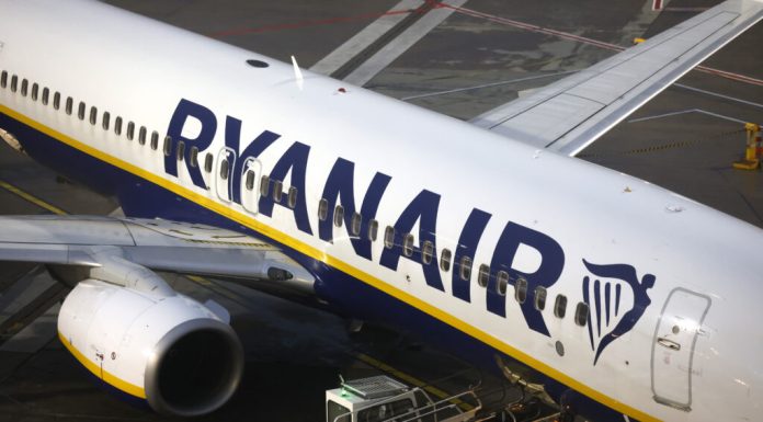 Ryanair este anchetată pentru că percepe taxe părinților care doresc să stea lângă copiii lor