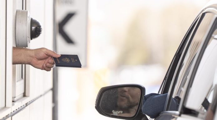 Cazierul judiciar nu mai trebuie prezentat în format fizic la ieșirea din țară a minorilor