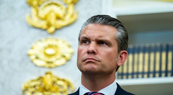 Un sat din Normandia s-a opus vizitei șefului Pentagonului la ceremonia „Zilei Z”: „Nu este binevenit”