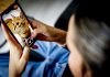 Franța așteaptă aprobarea UE privind interdicția minorilor la internet înainte de a vota restricțiile