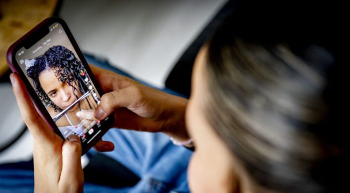 Părinții își urmăresc tot mai des copiii adulți prin telefon. Ajută cu adevărat la siguranță sau creează noi probleme?