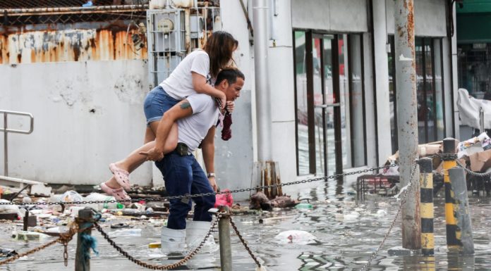 Taifunul Jangmi lovește sudul Japoniei. Avertisment pentru românii care călătoresc în zonă