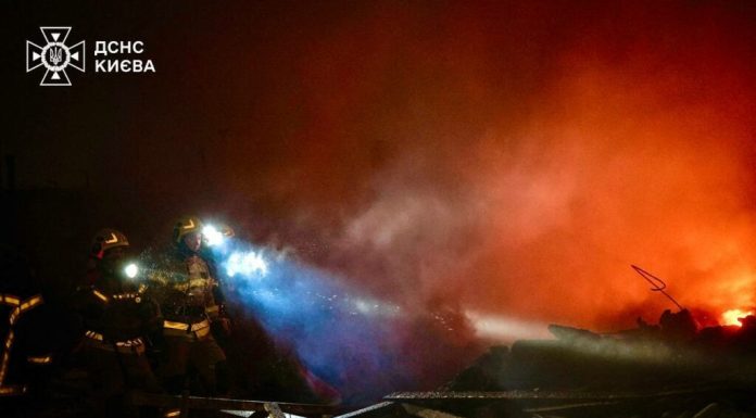 Rusia a lansat un nou atac aerian masiv asupra Ucrainei. Explozii și o coloană mare de fum, semnalate la Kiev
