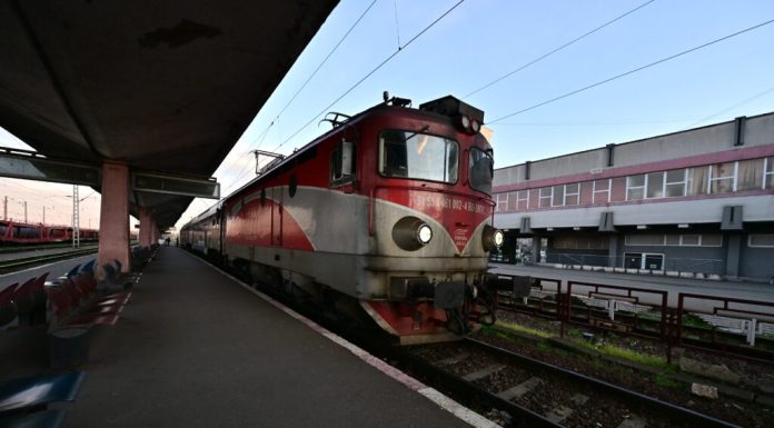 Circulație feroviară blocată. Mai multe trenuri CFR Călători, afectate de o defecțiune la o locomotivă electrică