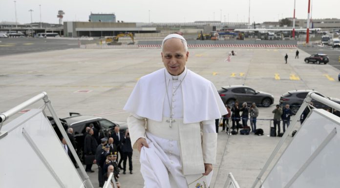 Cu ce avioane călătorește Papa. Detaliile mai puțin cunoscute din spatele zborurilor papale