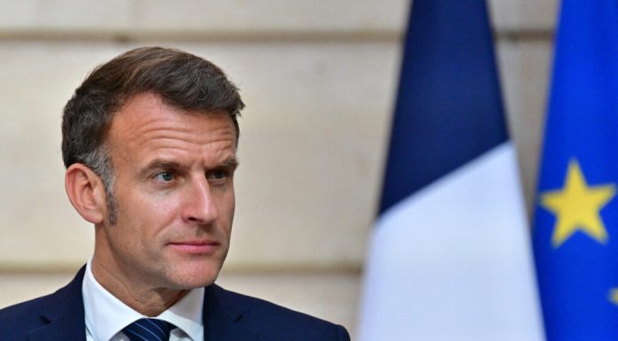 Macron, discuție cu șeful Apple despre protejarea minorilor în mediul online