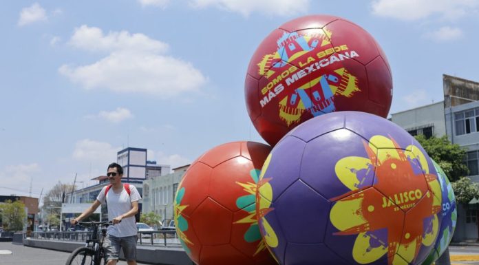 FIFA schimbă regulile în ultimul moment. Ce nu mai au voie să aducă fanii la meciuri