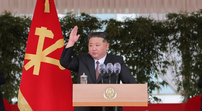 Coreea de Nord anunță lansarea unor crucișătoare de 10.000 de tone. Kim Jong-Un anunță că navele de război vor fi echipate cu arme nucleare