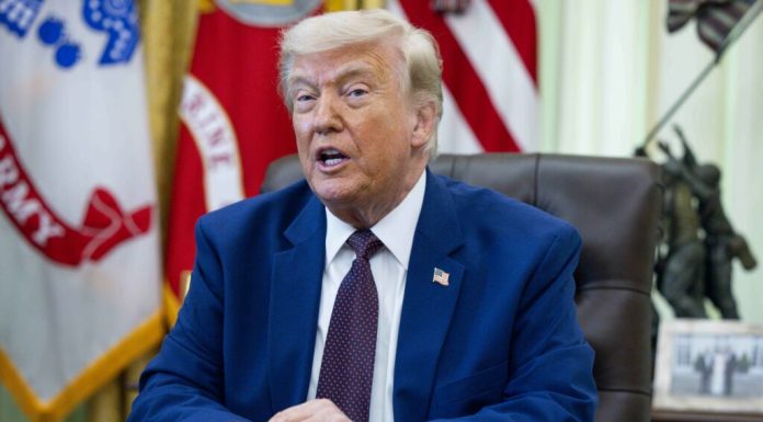 Președintele Trump grațiază un congresman condamnat pentru fraudă de sute de mii de dolari