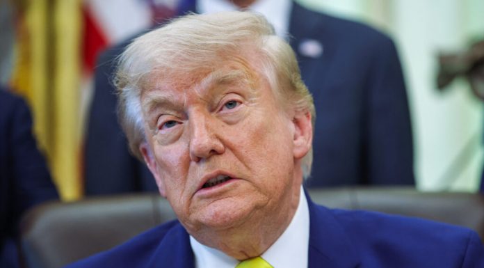 Trump amenință că SUA vor percepe taxe în Strâmtoarea Ormuz dacă nu se ajunge la un acord final cu Iranul în 60 de zile