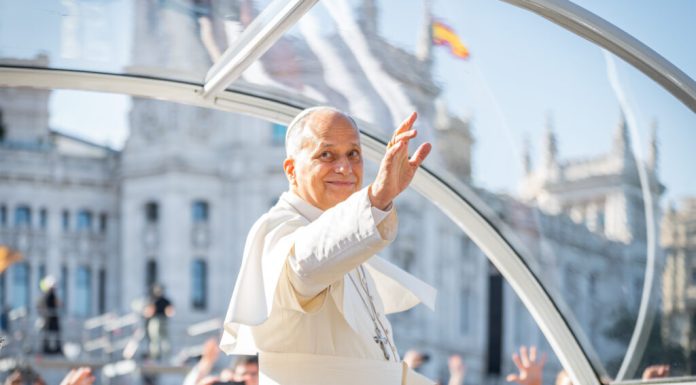 Papa Leon al XIV-lea a ajuns la Barcelona, în cadrul turneului din Spania dedicat războiului și migrației