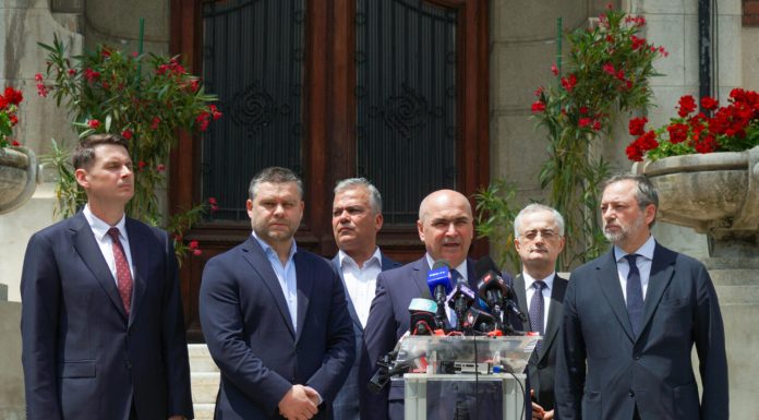18 liberali dau în judecată PNL şi cer despăgubiri morale. Îi obligă să voteze cum vrea conducerea, altfel îi ameninţă cu excluderea