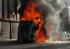 Violențe anti-imigrație la Belfast după un atac cu cuțitul comis de un cetățean sudanez. Sute de manifestanți mascați au incendiat case și mașini. Reacția Ambasadei României