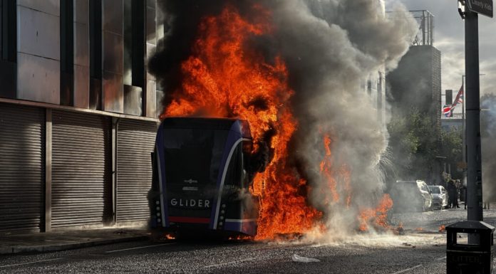 Casele a trei familii de români din Belfast, vandalizate după violențele anti-imigrație