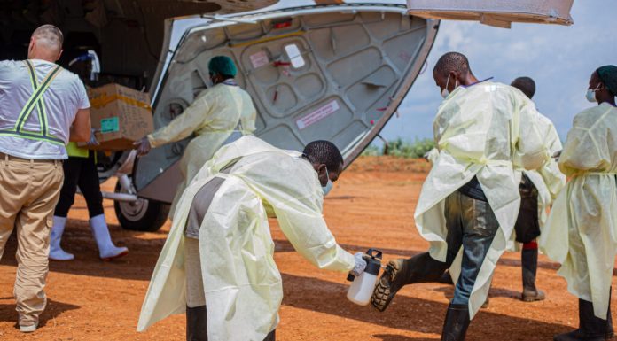 Personalul medical se luptă să țină sub control epidemia de Ebola în taberele din Congo. Locuitorii sunt furioși, nu cred în virus