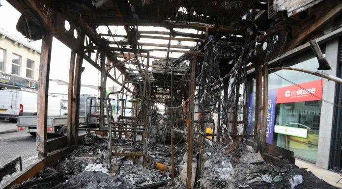 Haos în Irlanda de Nord. Protestatarii au incendiat vehicule, iar poliția a intervenit cu tunuri de apă