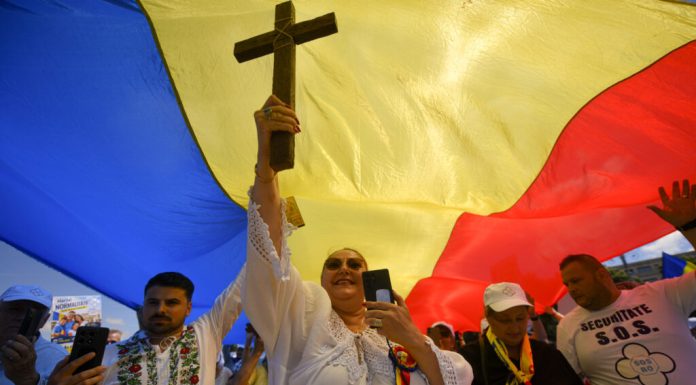 Diana Șoșoacă și Dan Diaconescu au participat la „Marșul Normalității”, organizat în sprijinul valorilor familiei tradiționale