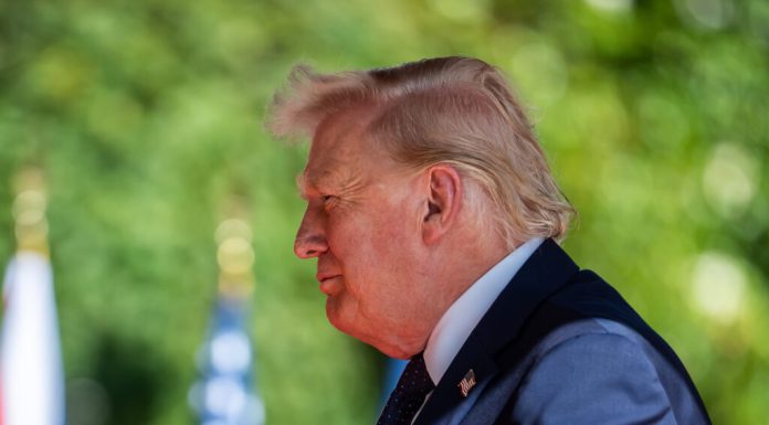 Trump anunță că SUA ar putea impune din nou sancțiuni împotriva petrolului rusesc