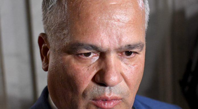 De ce s-a amânat învestirea noului guvern din jurul premierului desemnat. Adrian Veştea a amânat pentru luni depunerea listei de miniștri în Parlament iar Sorin Grindeanu anunță că PSD va decide duminică dacă va face parte din viitorul executiv