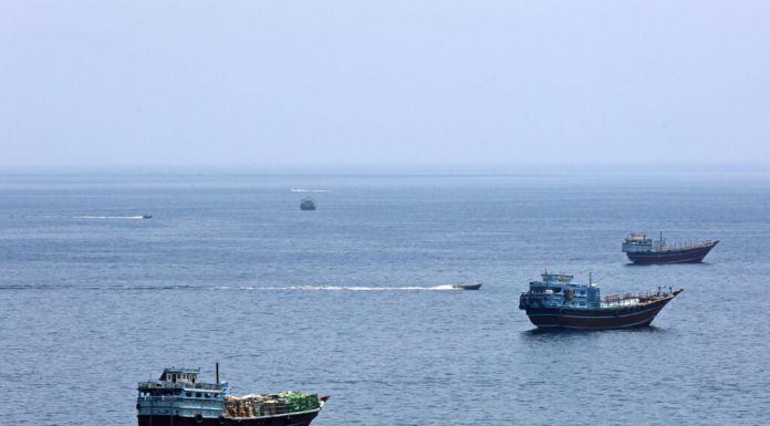 ONU începe evacuarea marinarilor blocați în Strâmtoarea Ormuz / SUA avertizează că Strâmtoarea Ormuz nu poate fi taxată
