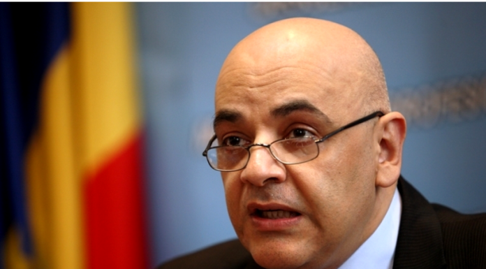 Raed Arafat așteaptă să își primească înapoi telefonul de la procurori, după percheziție. Cine sunt cei 17 suspecți puși sub acuzare în dosarul „Elicopterul”