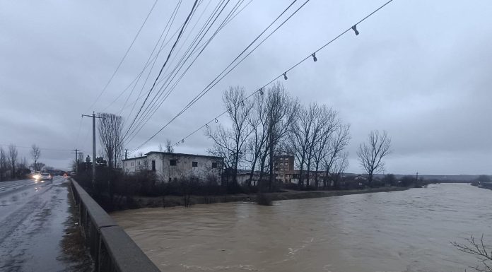 Stare de alertă în Vrancea, zeci de oameni evacuați din cauza inundațiilor. Meteorologii anunță noi episoade de ploi torențiale