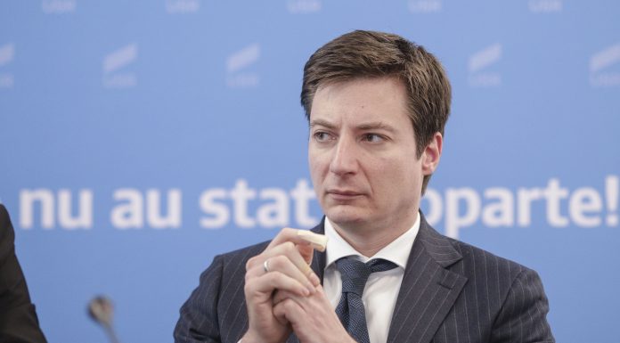 Andrei Caramitru e sceptic că românii își vor recupera banii după sancționarea băncilor de către CC. „Garantat, doi ani de recesiune”