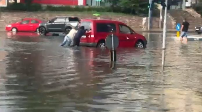 Furtunile au făcut ravagii în mai multe localități din țară: Străzi inundate în Craiova și zeci de mașini au rămas blocate în apă