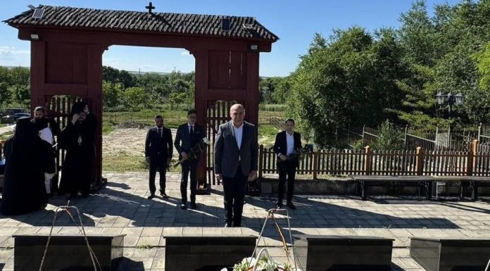 Ilie Bolojan a depus o coroană la Mănăstirea Eroilor Români de la Ţiganca, Republica Moldova, în memoria soldaţilor morţi în 1941
