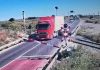 Momentul în care un șofer de TIR trece peste bariera de cale ferată, în Constanța. Circulaţia feroviară a fost afectată